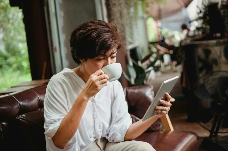 Thưởng thức cà phê trứng chậm rãi giúp cảm nhận rõ vị béo của kem trứng và vị đắng thơm của cà phê.