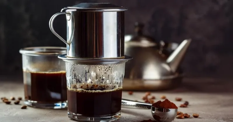 Tráng phin, ủ cà phê và rót nước đúng lượng giúp cà phê nhỏ giọt đều và giữ hương vị tốt hơn.