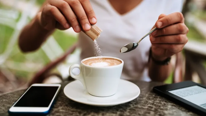 Cà phê muối ngon nhất khi uống qua lớp kem trước, sau đó khuấy nhẹ để cảm nhận các tầng vị.