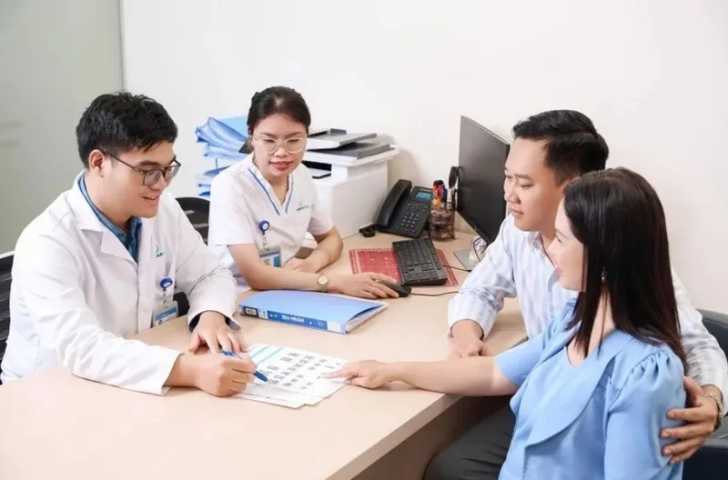 Những dấu hiệu bất thường trong giai đoạn nghi ngờ mang thai cần được bác sĩ đánh giá để loại trừ nguy cơ sức khỏe.