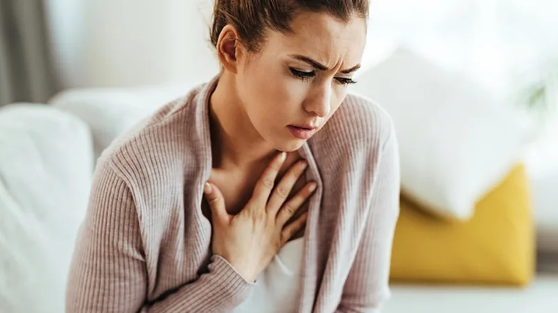 Một số dấu hiệu như trễ kinh, căng tức ngực, mệt mỏi, buồn nôn nhẹ hoặc thay đổi khẩu vị có thể gợi ý thai sớm nhưng không đủ để kết luận chắc chắn.