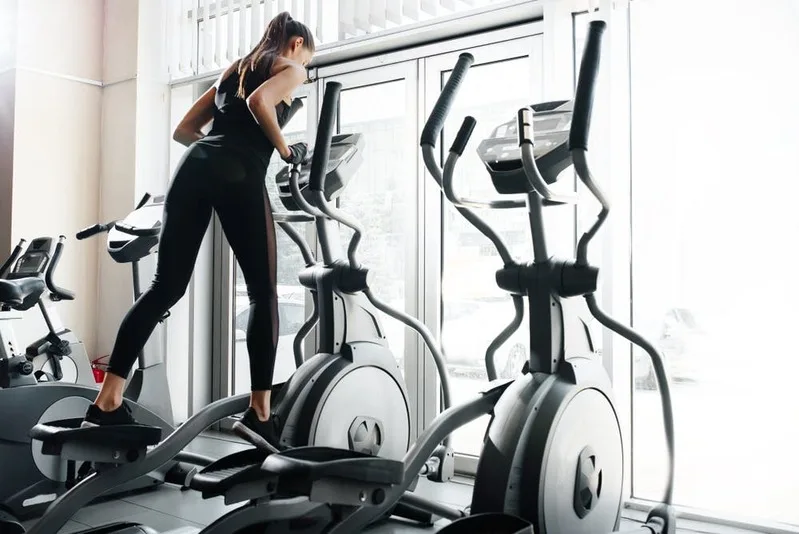 Đi bộ nhanh, đạp xe và elliptical là những lựa chọn cardio nhẹ cho người mới