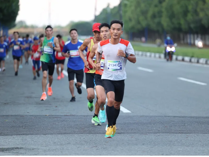 Tập luyện marathon đúng cách giúp cải thiện sức bền tim mạch, kiểm soát cân nặng và rèn ý chí.