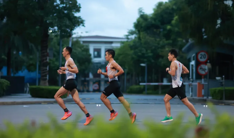 Một tuần tập marathon nên có chạy nhẹ, chạy dài, tập bổ trợ, phục hồi và ngày nghỉ hợp lý.