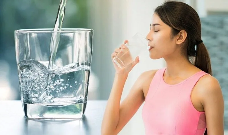 Uống nước đều đặn từng ngụm nhỏ là cách đơn giản giúp khoang miệng được làm ẩm thường xuyên.