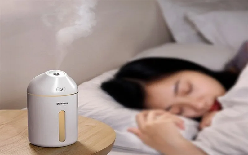 Máy tạo ẩm có thể hỗ trợ cải thiện không khí khô trong phòng ngủ điều hòa.