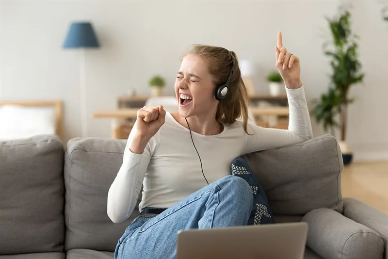 Căng thẳng có thể làm miệng khô hơn, vì vậy thư giãn tinh thần là cách hỗ trợ đáng chú ý.